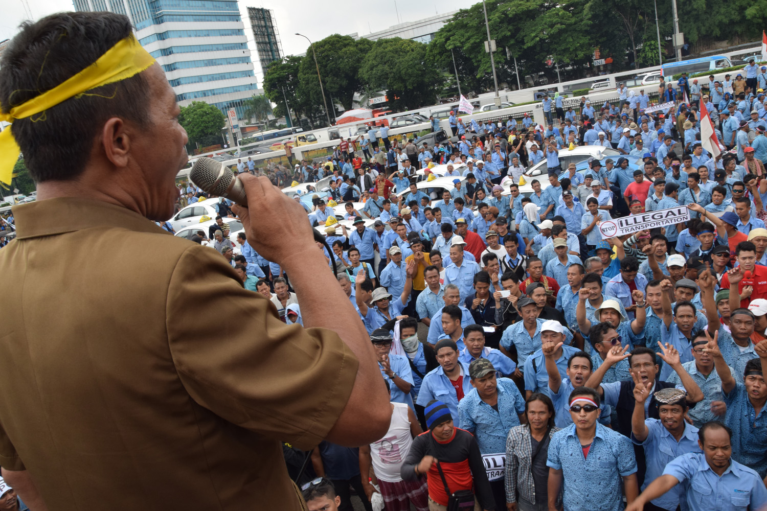 Ratusan pengemudi taksi dan angkutan umum berplat kuning melakukan unjuk rasa di depan gedung DPR RI. Dalam aksinya mereka menuntut untuk pemerintah segera menutup armada angkutan plat hitam berbasis aplikasi. TIRTO/Andrey Gromico