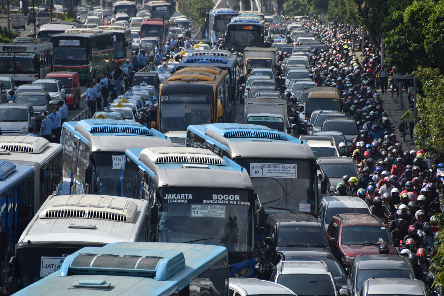 kemacetan lalu lintas yang di Jl. Gatot Subroto akibat Aksi demonstrasi yang dilakukan oleh ribuan sopir taksi, Selasa (22/3). TIRTO/Andrey Gromico