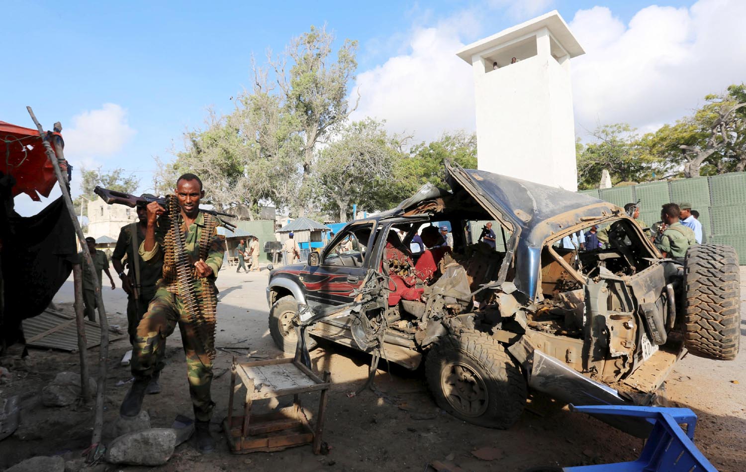 A Somali policeman walks at the scene of an explosion following an attack in Somalia's capital Mogadishu, March 9, 2016. Islamist group al Shabaab said it fought off an attack on one of its bases in southern Somalia early on Wednesday that was launched by foreign commandos who flew in on two helicopters, leaving one al Shabaab fighter dead in the gun battle. REUTERS/Feisal Omar TPX IMAGES OF THE DAY *** Local Caption *** Polisi Somalia berjalan di lokasi ledakan menyusul serangan di ibukota Mogadishu, Somalia, Rabu (9/3). Kelompok Islamis Shabaab mengatakan bertempur dalam sebuah serangan di salah satu basis mereka di selatan Somalia awal Rabu melawan komando asing yang terdiri dari dua helikopter, menyebabkan satu pejuang al Shabaab tewas dalam baku tembak. ANTARA FOTO/REUTERS/Feisal Omar/djo/16