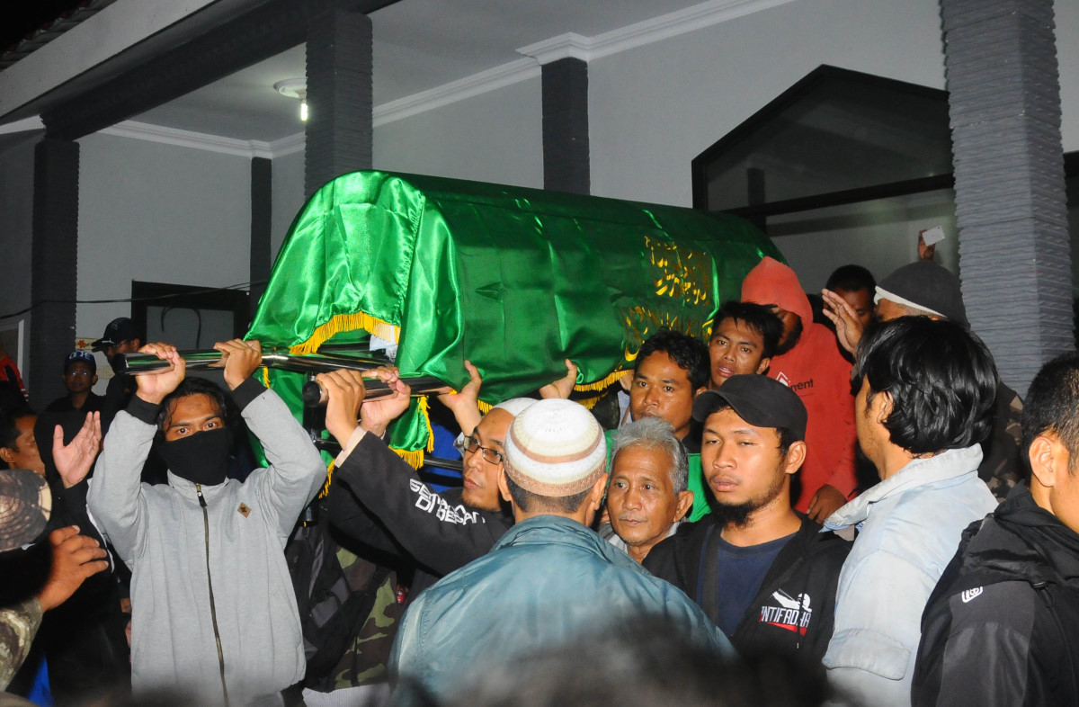 Sejumlah kerabat dan warga mengangkat keranda jenazah Siyono terduga teroris setelah disalatkan di Brengkungan, Cawas, Klaten, Jawa Tengah, Minggu (13/3) dini hari. Siyono merupakan terduga teroris asal Klaten yang meninggal dunia saat proses penyelidikan yang dilakukan oleh kepolisian, dan hingga saat belum diketahui penyebab meninggalnya Siyono. ANTARA FOTO/ Aloysius Jarot Nugroho/foc/16.