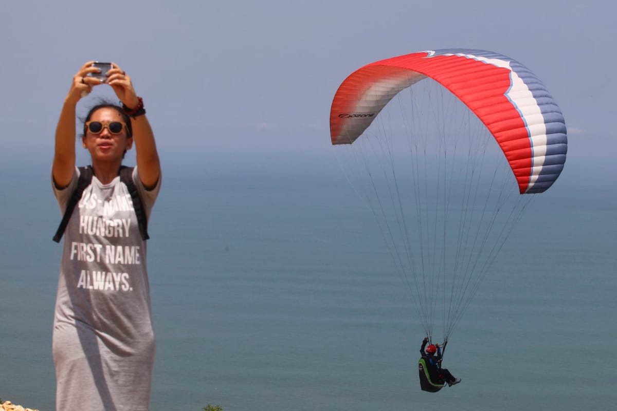 Atlet paralayang melakukan lepas landas saat acara Jogja Air Show di Pantai Parangendog, Bantul, DI Yogyakarta, Sabtu (26/3). Perhelatan akbar yang menjadi ajang silaturahmi para pecinta kedirgantaraan dan juga sebagai medium pengenalan kedirgantaran kepada masyarakat itu berlangsung hingga Minggu 27 April 2016. ANTARA FOTO/Andreas Fitri Atmoko/aww/16.