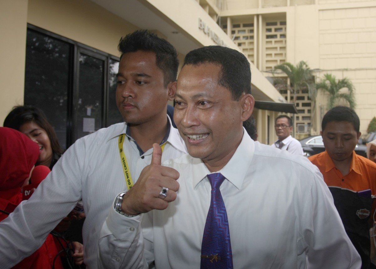 Kabareskrim Irjen Pol. Budi Waseso menjawab pertanyaan wartawan terkait laporan KPK Watch Indonesia di Bareskrim, Mabes Polri, Jakarta, Senin (2/2). Penyidik Mabes Polri telah meminta keterangan dari pelaksana tugas Sekjen PDI Perjuangan Hasto Kristiyanto terkait soal pertemuannya dengan Ketua KPK Abraham Samad yang diduga kerap melakukan pertemuan dengan pengurus partai politik. ANTARA FOTO/Reno Esnir/Asf/Spt/15.