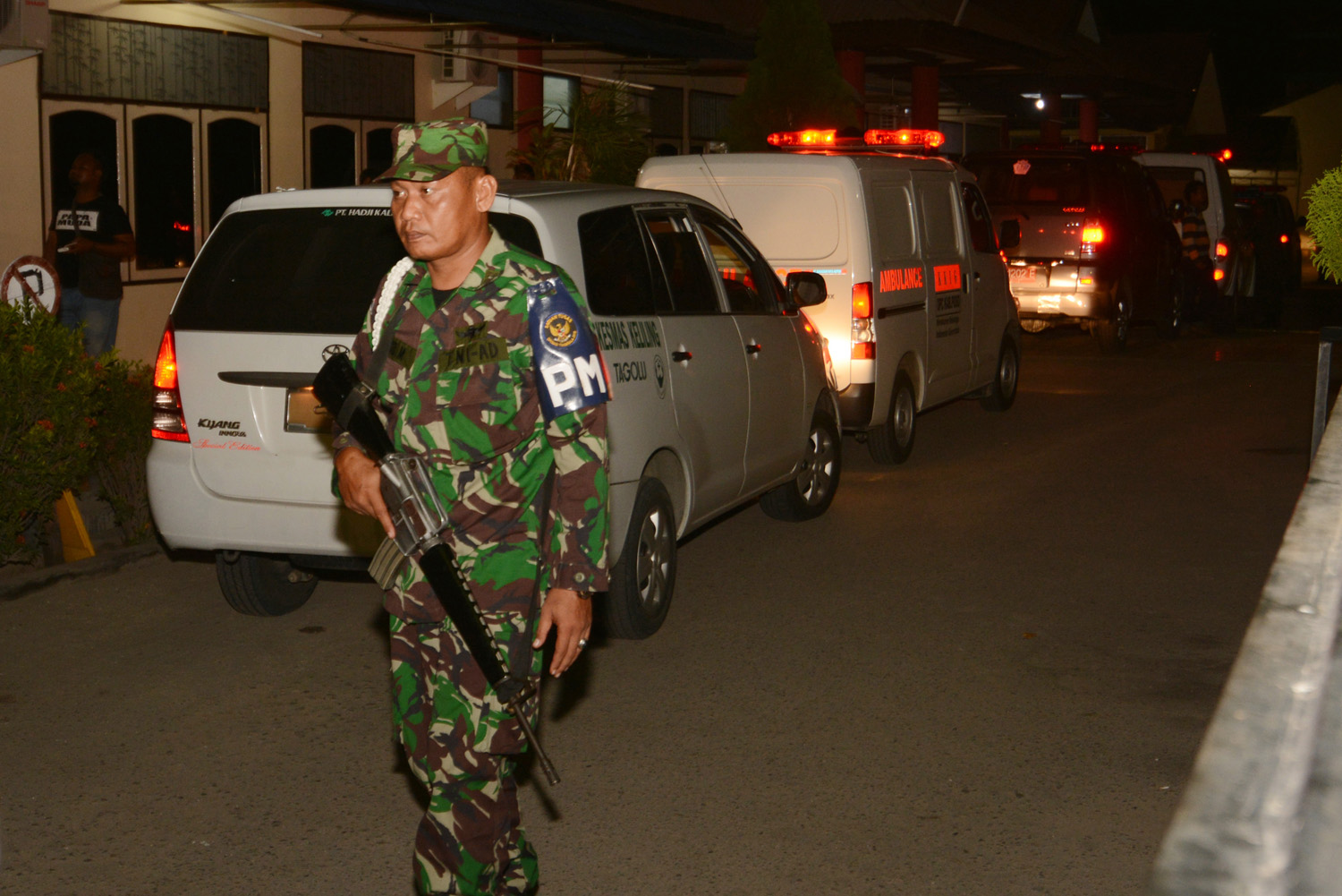 Prajurit TNI bersiaga di sekitar mobil ambulans yang mengangkut Jenazah korban jatuhnya helikopter milik TNI di Poso saat tiba di Rumah Sakit Bhayangkara Palu, Sulawesi Tengah, Senin (21/3). Tiga belas jenazah jenazah yang salah satunya ialah Danrem 132 Tadulako Kolonel Inf. Syaiful Anwar akan diidentifikasi Tim DVI Polda Sulteng sebelum diupacaramiliterkan dan diberangkatkan menuju kampung halaman masing-masing. ANTARA FOTO/Basri Marzuki/kye/16