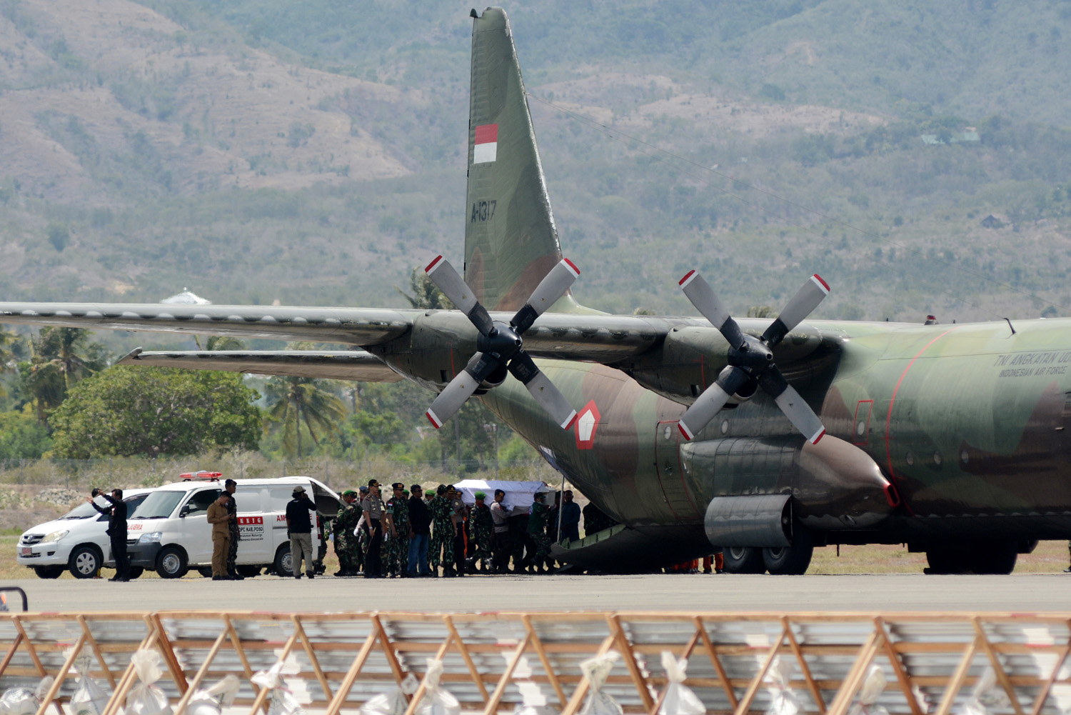 Sejumlah prajurit memasukan peti jenazah korban jatuhnya helikopter ke dalam pesawat Hercules di Bandara Mutiara Sis Aljufri Palu, Sulawesi Tengah, Senin (21/3). Tiga belas jenazah korban jatuhnya helikopter milik TNI di Desa Kasiguncu, Poso Pesisir Selatan, Kabupaten Poso, diberangkatkan ke Jakarta setelah diidentifikasi di RS Bhayangkara Palu. ANTARA FOTO/Basri Marzuki/kye/16
