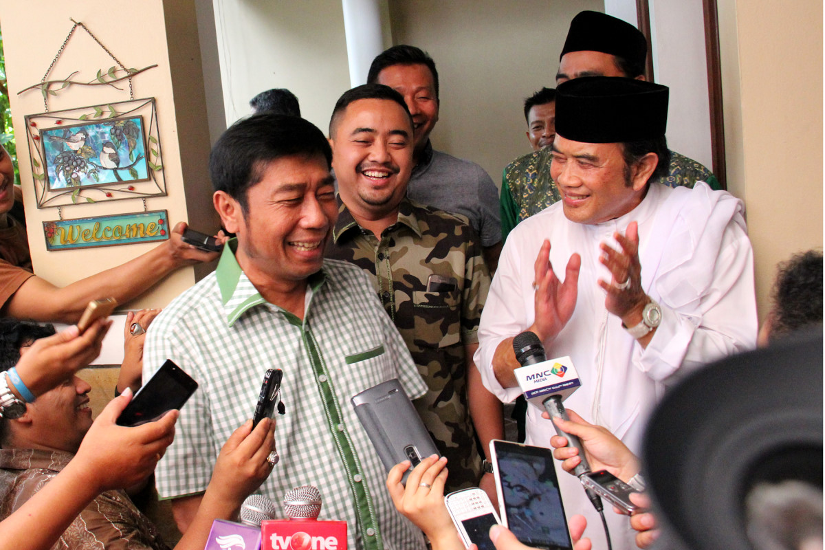 Ketua DPW PPP DKI Jakarta Abraham Lunggana menyambangi rumah Rhoma Irama, di Jalan Pondok Jaya, Mampang, Jakarta Selatan, Jumat (18/3). Menjelang pemilihan Gubernur DKI Jakarta Abraham Lunggana menyambangi rumah Rhoma Irama guna memohon restu atas dirinya mencalonkan sebagai bakal calon Gubernur DKI Jakarta dan membahas persoalan pembangunan kota Jakarta. ANTARA FOTO/Fauziyyah Sitanova/ama/16
