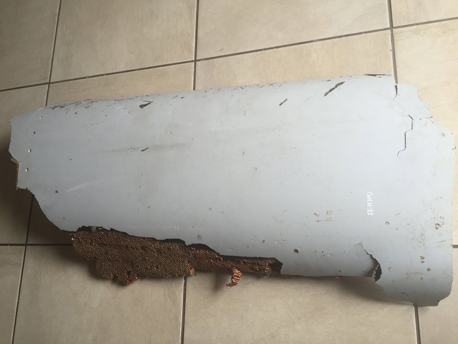Potongan puing yang ditemukan kelarga Afrika Selatan di pesisir pantai Mozambik pada Desember 2015, yang akan diteiti pihak berwenang untuk mengetahui apakah puing tersebut berasal dari Malaysia Airlines penerbangan MH370 dalam foto yang dirilis Reuters pada Jumat (11/3). ANTARA FOTO/REUTERS/Candace Lotter/Handout via Reuters/djo/16