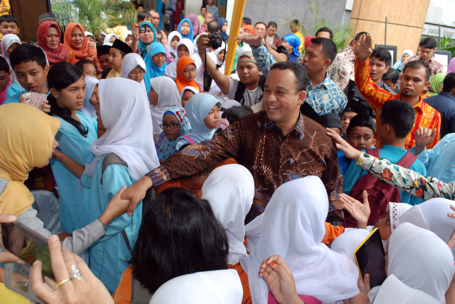 (Ilustrasi) Menteri Pendidikan dan Kebudayaan Anies Baswedan bersalaman dengan para pelajar usai berdialog program Indonesia Gemar Membaca di Pustaka Wilayah Soeman HS Pekanbaru, Riau, Jumat (18/3). ANTARA FOTO/Rony Muharrman