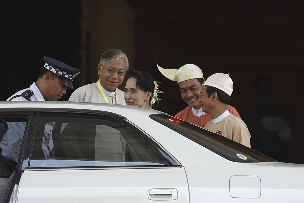 Presiden terpilih Htin Kyaw (kedua kiri) dan pemimpin partai Liga Nasional untuk Demokrasi (NLD) Aung San Suu Kyi (tengah) meninggalkan gedung parlemen di Naypyitaw, Myanmar, Selasa (15/3). ANTARA FOTO/REUTERS/Soe Zeya Tun/djo/16