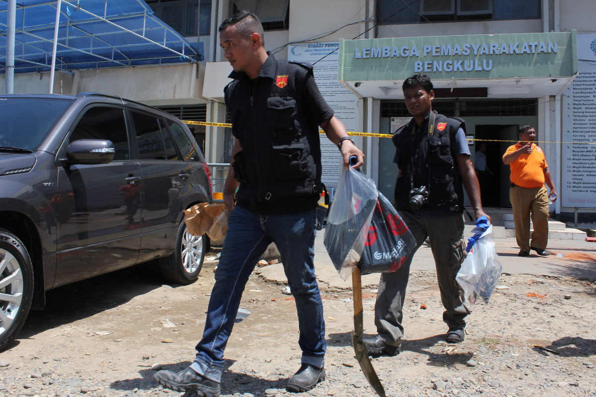 Tim Laboratorium Forensik Mabes Polri membawa barang bukti hasil Olah Tempat Kejadian Perkara (TKP) di Rumah Tahanan Negara (rutan) Malabero Kota Bengkulu, Minggu (27/3). Dari Hasil olah TKn ditemukan satu set gergaji pemotong besi, satu tang penjepit, meja kayu, besi tiang net voli, dua buah pecahan batu bata, sendok besi, dan kabel charger telepon genggam selanjutnya akan diperiksa secara forensik oleh tim Labfor Mabes Polri. ANTARA FOTO/David Muharmansyah/nz/16.