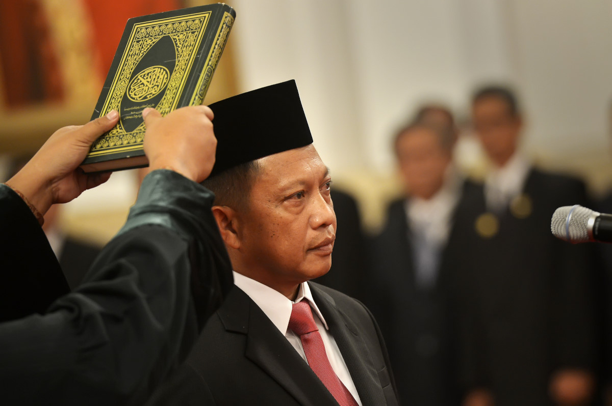 Irjen Polisi Tito Karnavian mengucapkan sumpah jabatan sebagai Kepala Badan Nasional Penanggulangan Terorisme (BNPT) yang dipimpin oleh Presiden Joko Widodo di Istana Negara, Jakarta, Selasa (16/3). Irjen Pol.Tito Karnavian sebelumnya menjabat sebagai Kapolda Metro Jaya. ANTARA FOTO/Yudhi Mahatma/pd/16