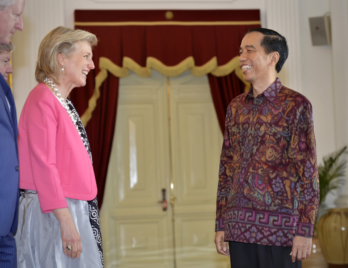 Presiden Joko Widodo (kanan) berbincang dengan Putri Astrid dari Kerajaan Belgia (kiri) saat kunjungan kehormatan di Istana Merdeka, Jakarta, Selasa (15/3). Putri Astrid dari Kerajaan Belgia memimpin delegasi bisnis untuk membicarakan peluang-peluang yang dapat meningkatkan kerja sama ekonomi kedua negara. ANTARA FOTO/Yudhi Mahatma/ama/16