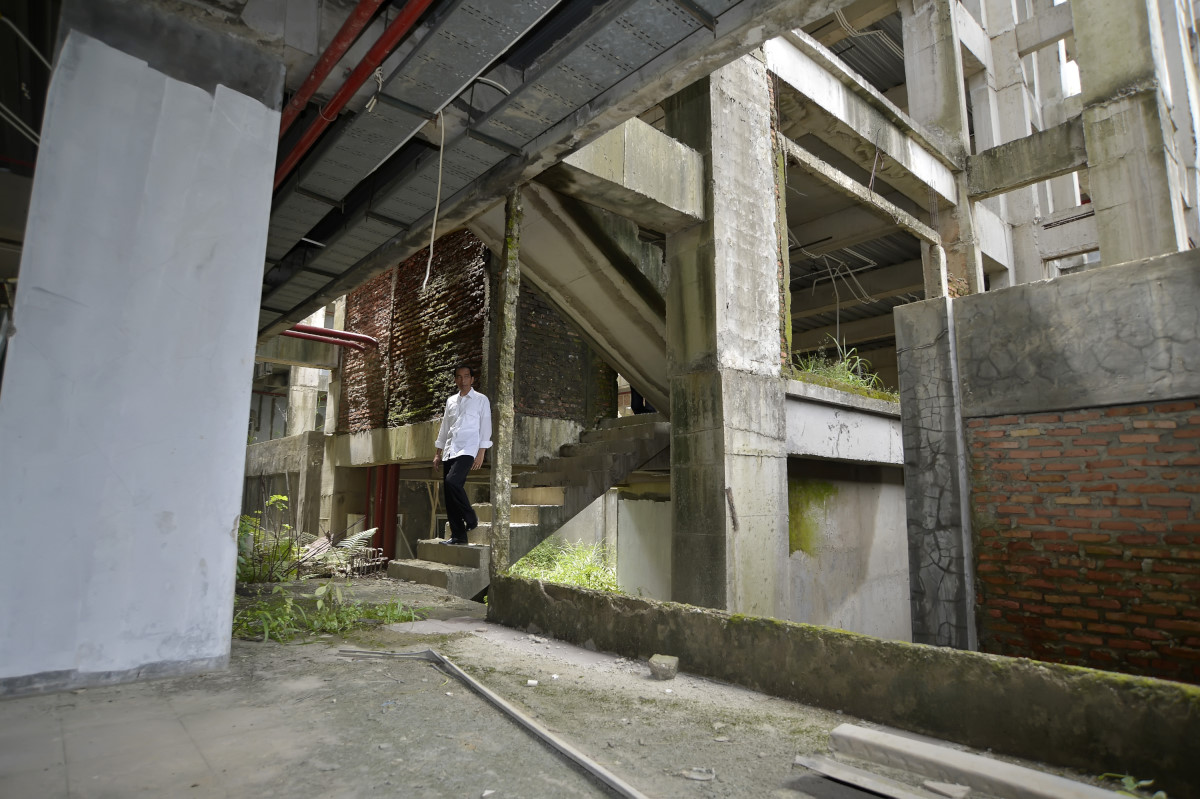 Presiden Joko Widodo meninjau lokasi Proyek Wisma Atlet di Bukit Hambalang, Kab.Bogor Jawa Barat, Jumat (18/3). Presiden menegaskan proyek pembangunan Pusat Pendidikan, Pelatihan dan Sekolah Olahraga Nasional di Bukit Hambalang, Kabupaten Bogor, Jawa Barat adalah aset negara yang harus diselamatkan, proyek itu telah menghabiskan uang negara hingga mencapai Rp 2,7 triliun. ANTARA FOTO/Yudhi Mahatma/ama/16