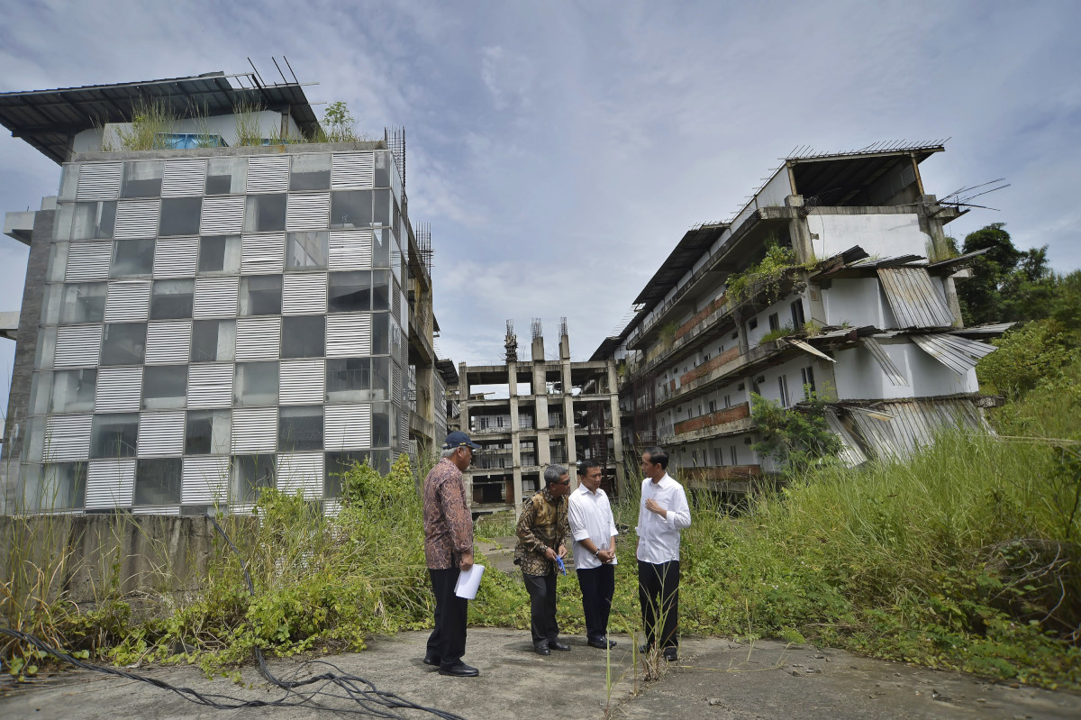 Presiden Joko Widodo (kanan) didampingi Menpora Imam Nahrawi (kedua kanan), Menteri PU dan Perumahan Rakyat Basuki Hadimuljono (kiri) serta Staf Khusus Presiden Johan Budi (kedua kiri) meninjau lokasi Proyek Wisma Atlet di Bukit Hambalang, Kab.Bogor Jawa Barat, Jumat (18/3). Presiden menegaskan proyek pembangunan Pusat Pendidikan, Pelatihan dan Sekolah Olahraga Nasional di Bukit Hambalang, Kabupaten Bogor, Jawa Barat adalah aset negara yang harus diselamatkan, proyek itu telah menghabiskan uang negara hingga mencapai Rp 2,7 triliun. ANTARA FOTO/Yudhi Mahatma/ama/16