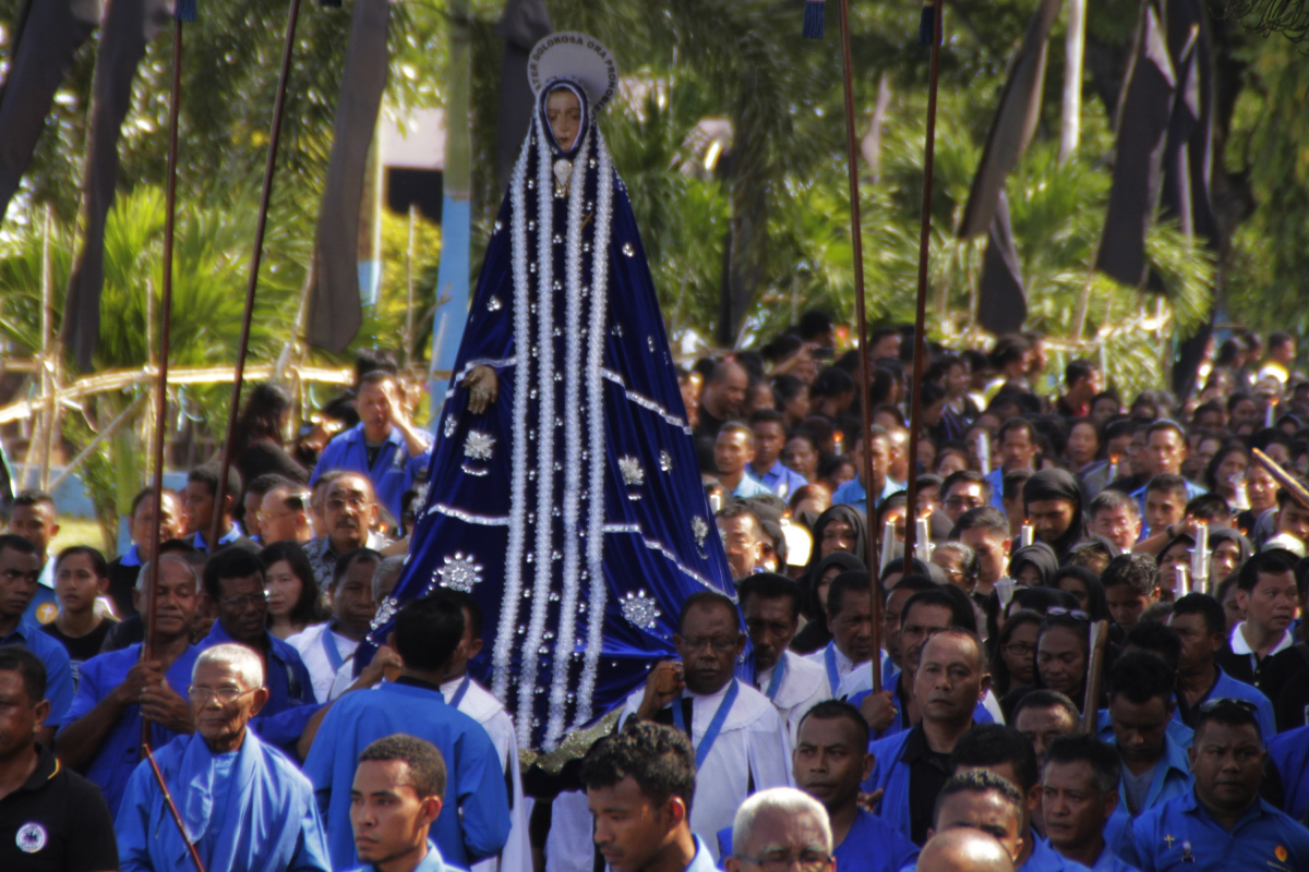 Peziarah berjalan sambil berdoa di belakang patung Tuan Ma (Bunda Maria) saat mengikuti prosesi Semana Santa di Larantuka, Flores Timur, NTT Jumat (25/3). Prosesi Semana Santa merupakan sebuah tradisi rohani yang dilakukan oleh masyarakt Larantuka sebagai bagain dari rangkaian perayaan Paskah. ANTARA FOTO/Kornelis Kaha/pd/16.