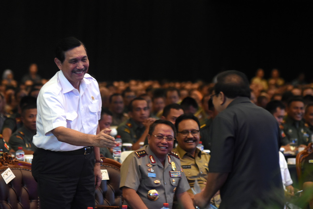 Menkopolhukam Luhut Binsar Pandjaitan (kiri) menyambut Gubernur Jawa Timur Soekarwo (kanan) usai menyampaikan pidato disela-sela Rapat Peingkatan Keamanan dan Ketertiban di Provinsi Jawa Timur di Surabaya, Rabu (16/3). Rapat tersebut mengambil tema Sinergi Pemerintah, TNI, Polri, dan Masyarakat Untuk Deteksi Dini Terorisme, Deradikalisme, dan Paham Ekstrim Demi Rasa Aman dan Nyaman di Jawa Timur. ANTARA FOTO/M Risyal Hidayat/foc/16.