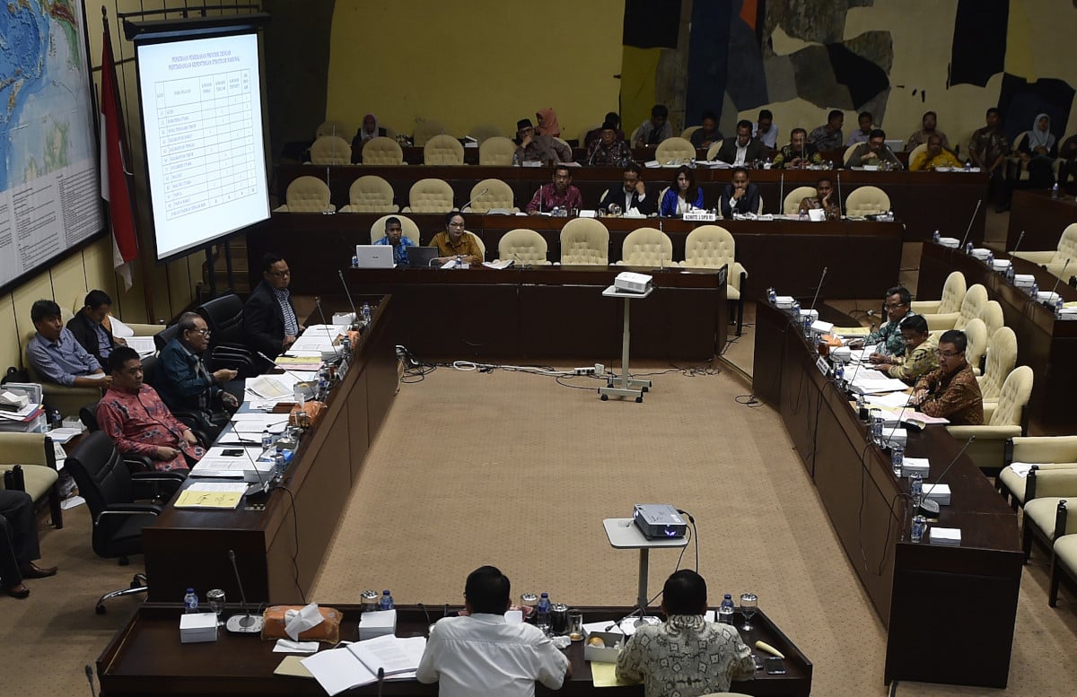 Direktur Jenderal Otonomi Daerah Kementerian Dalam Negeri (Dirjen Otda Kemendagri) Sumarsono (kedua kanan) mendengarkan pertanyaan anggota Komisi II DPR saat rapat dengar pendapat di Ruang Rapat Komisi II, Komplek Parlemen Senayan, Jakarta, Jumat (26/2). Rapat antara Komisi II, Ditjen Otda Kemendagri dan Komite I DPD tersebut membahas draft Peraturan Pemerintah (PP) tentang Desain Besar Penataan Daerah (Disertada) dan PP Penataan Daerah. ANTARA FOTO/Puspa Perwitasari/nz/16