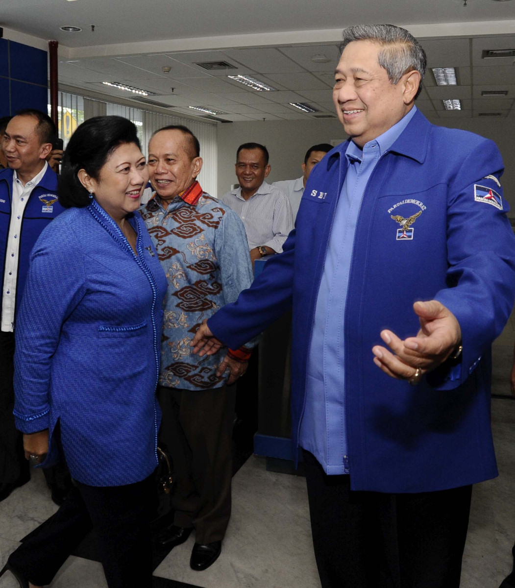 Ketua Umum Partai Demokrat Susilo Bambang Yudhoyono (kedua kanan) didampingi istri Ani Yudhoyono (ketiga kiri), Ketua Harian Ketua Harian Syariefuddin Hasan (tengah) dan Sekjen Edhie Baskoro Yudhoyono (kiri) tiba di Kantor DPP Partai Demokrat untuk memimpin rapat pleno pengurus harian, di Jakarta, Kamis (11/12). Rapat pleno pengurus harian DPP Partai Demokrat yang dipimpin langsung oleh Susilo Bambang Yudhoyono itu untuk konsolidasi sikap Partai Demokrat dalam lima tahun mendatang. ANTARA FOTO/Wahyu Putro A/Asf/ama/14.