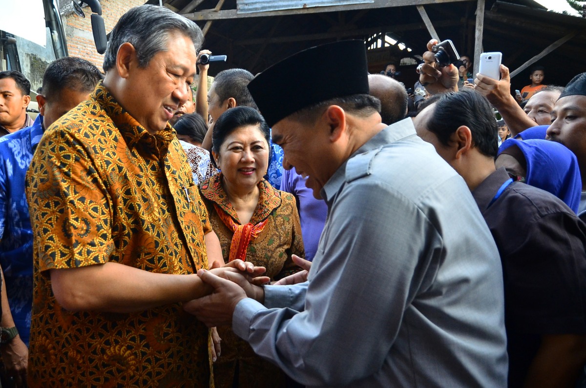 Presiden ke-6 Indonesia yang juga Ketua Umum Partai Demokrat Susilo Bambang Yudhoyono (kiri), didampingi istri Ani Yudhoyono (kedua kiri), bersalaman dengan Bupati Jepara Ahmad Marzuki (kanan) saat mengunjungi sentra kerajinan ukir Mulyoharjo, Jepara, Jawa Tengah, Selasa (15/3). Kunjungan tersebut antara lain bertujuan untuk mendengar aspirasi rakyat dan temu kader menjelang Pilkada Serentak 2017. ANTARA FOTO/Yusuf Nugroho/kye/16.