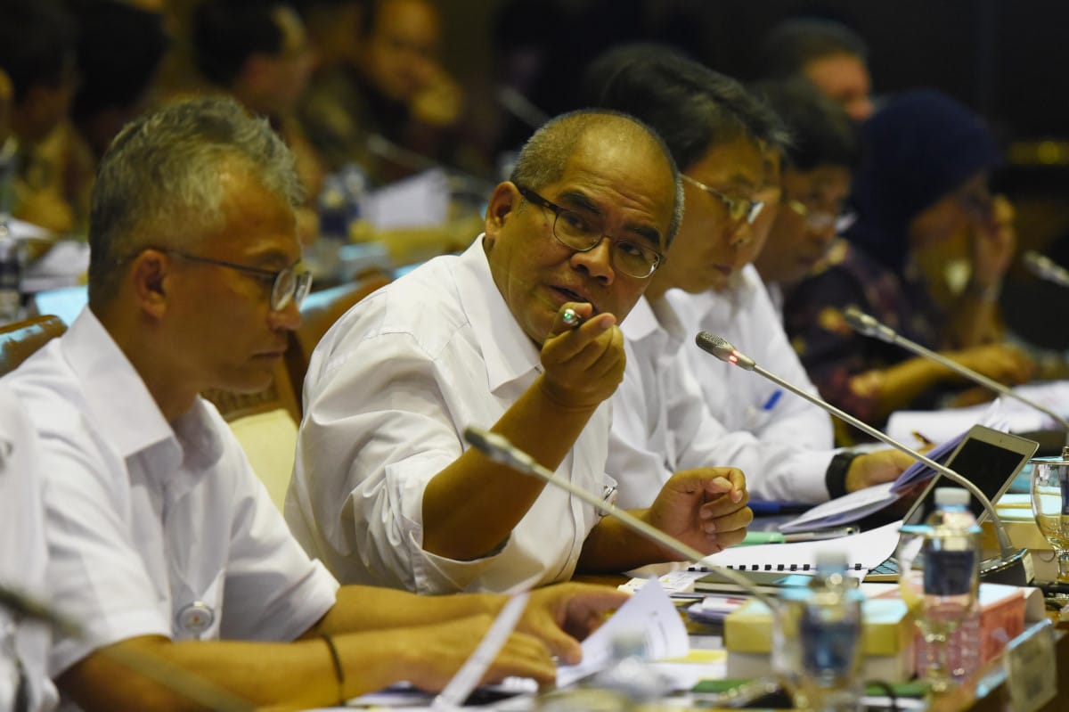 Kepala SKK Migas Amien Sunaryadi (tengah) mengikuti Rapat Dengar Pendapat (RDP) dengan Komisi VII DPR di Kompleks Parlemen, Senayan, Jakarta, Senin (22/2). Rapat itu membahas isu-isu strategis mengenai pengelolaan minyak dan gas di Indonesia. ANTARA FOTO/Akbar Nugroho Gumay/aww/16.