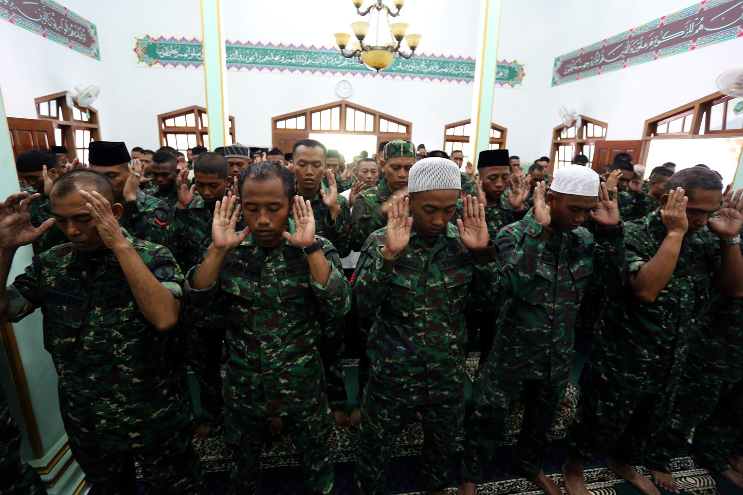 Sejumlah prajurit TNI AD melakukan Salat Ghaib di Masjid Batalyon 511/Dibyathara Yudha di Blitar, Jawa TImur, Senin (21/3). Salat ghaib yang diikuti sebanyak 300 prajurit TNI AD tersebut bertujuan untuk mendoakan 13 perwira TNI AD yang menjadi korban jatuhnya Helikopter HA-5171 di Kabupaten Poso, Sulawesi Utara pada Minggu (20/3). ANTARA FOTO/Irfan Anshori/kye/16