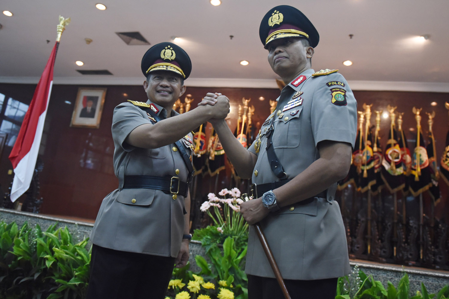 (Ilustrasi) Kapolda Metro Jaya Irjen Pol Moechgiyarto (kanan) melakukan salam komando dengan Kepala BNPT Irjen Pol Tito Karnavian (kiri) seusai sertijab Perwira Tinggi Polri di Mabes Polri, Jakarta, Senin (21/3). ANTARA FOTO/Hafidz Mubarak 