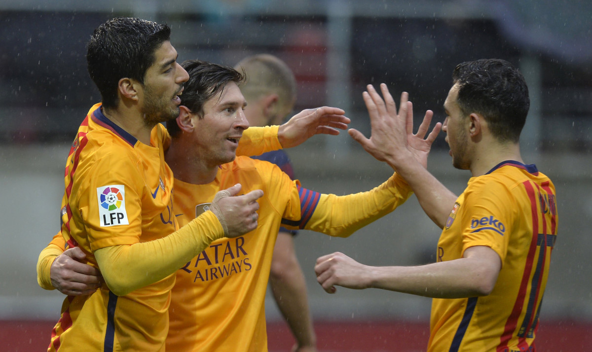Pemain Barcelona Luiz Suarez, Lionel Messi dan Munir el Haddadi saling berpelukan setelah Messi berhasil menyarangkan gol penalti di pertandingan antara Eibar melawan Barcelona di stadion Ipurua, Eibar, Spanyol, Minggu (6/3). ANTARA FOTO/REUTERS/Vincent West/cfo/16