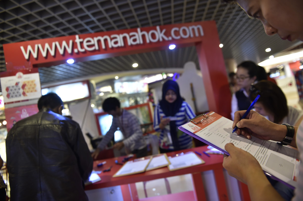 Pengunjung mengisi formulir dukungan kepada Basuki Tjahaja Purnama melalui booth Teman Ahok di pusat perbelanjaan Kuningan City, Jakarta, Jumat (11/3). Gerakan Teman Ahok membuka posko dan booth di sejumlah pusat perbelanjaan untuk pengumpulan KTP sebagai bentuk dukungan warga DKI Jakarta kepada Ahok yang mencalonkan diri sebagai Gubernur DKI 2017 melalui jalur independen. ANTARA FOTO/Puspa Perwitasari/aww/16.