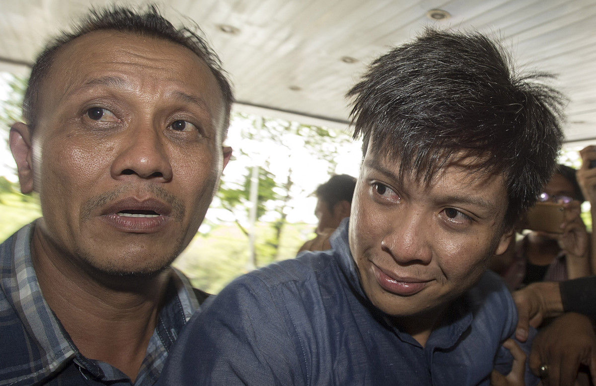 Tersangka dugaan penyalahgunaan narkoba jenis Sabu, Bupati Ogan Ilir, Sumatera Selatan, Ahmad Wazir Nofiandi (kanan) dengan pengawalan petugas berjalan masuk saat tiba di Gedung Badan Narkotika Nasional (BNN), Jakarta, Senin (14/3). BNN menetapkan Bupati Ogan Ilir Ahmad Wazir Noviadi Mawardi sebagai tersangka setelah hasil tes urine menyatakan bahwa kepala daerah yang baru dilantik pada 17 Februari 2016 itu positif mengandung methamphetamine. ANTARA FOTO/Widodo S. Jusuf/nz/16.