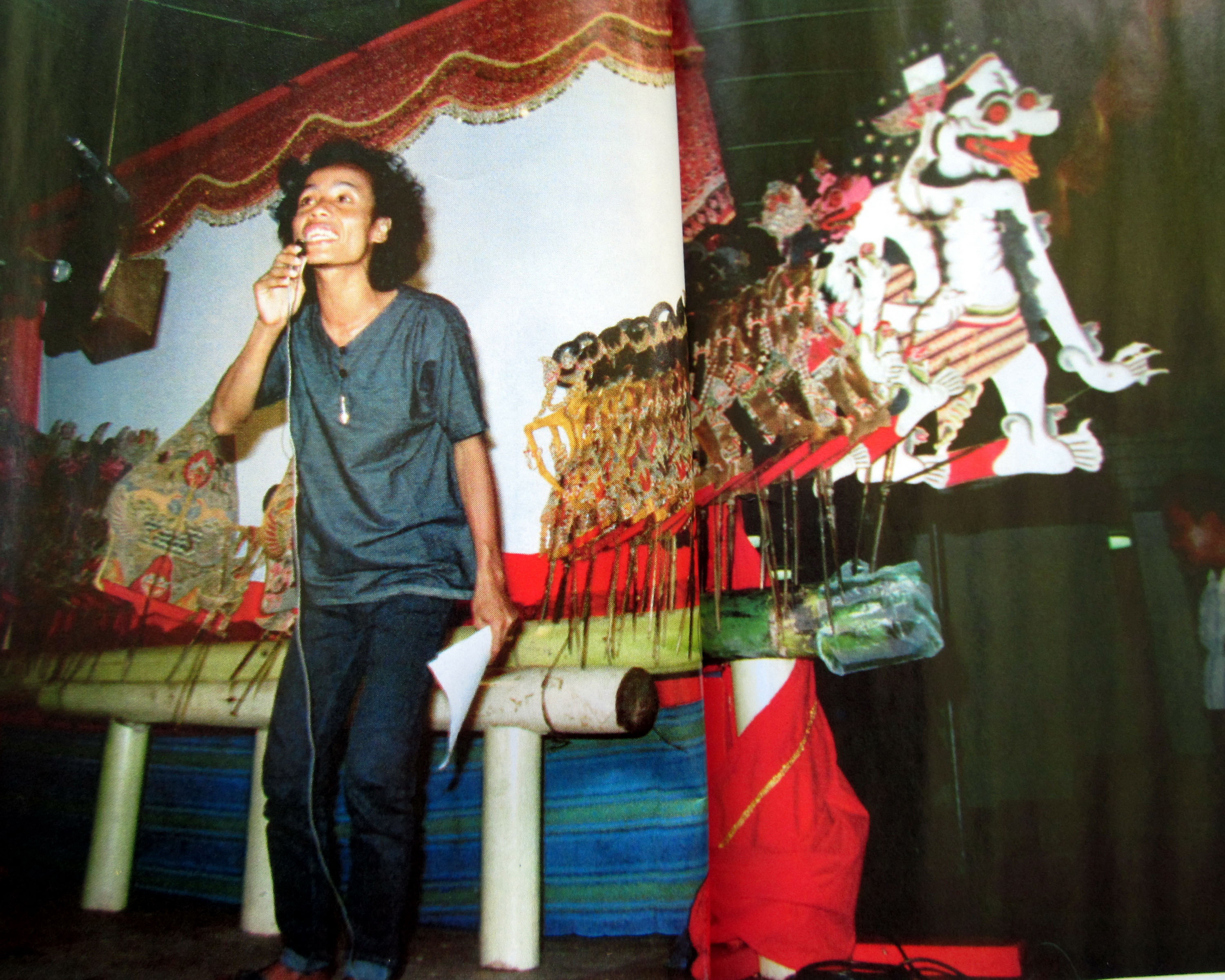 Penyair Wiji Thukul, membaca puisi dalam acara Pasar Malam Puisi di Erasmus Huis, Jakarta, 1991. [TEMPO/ Rully Kesuma; 1D/212/1991; 1D21245; 20060830]