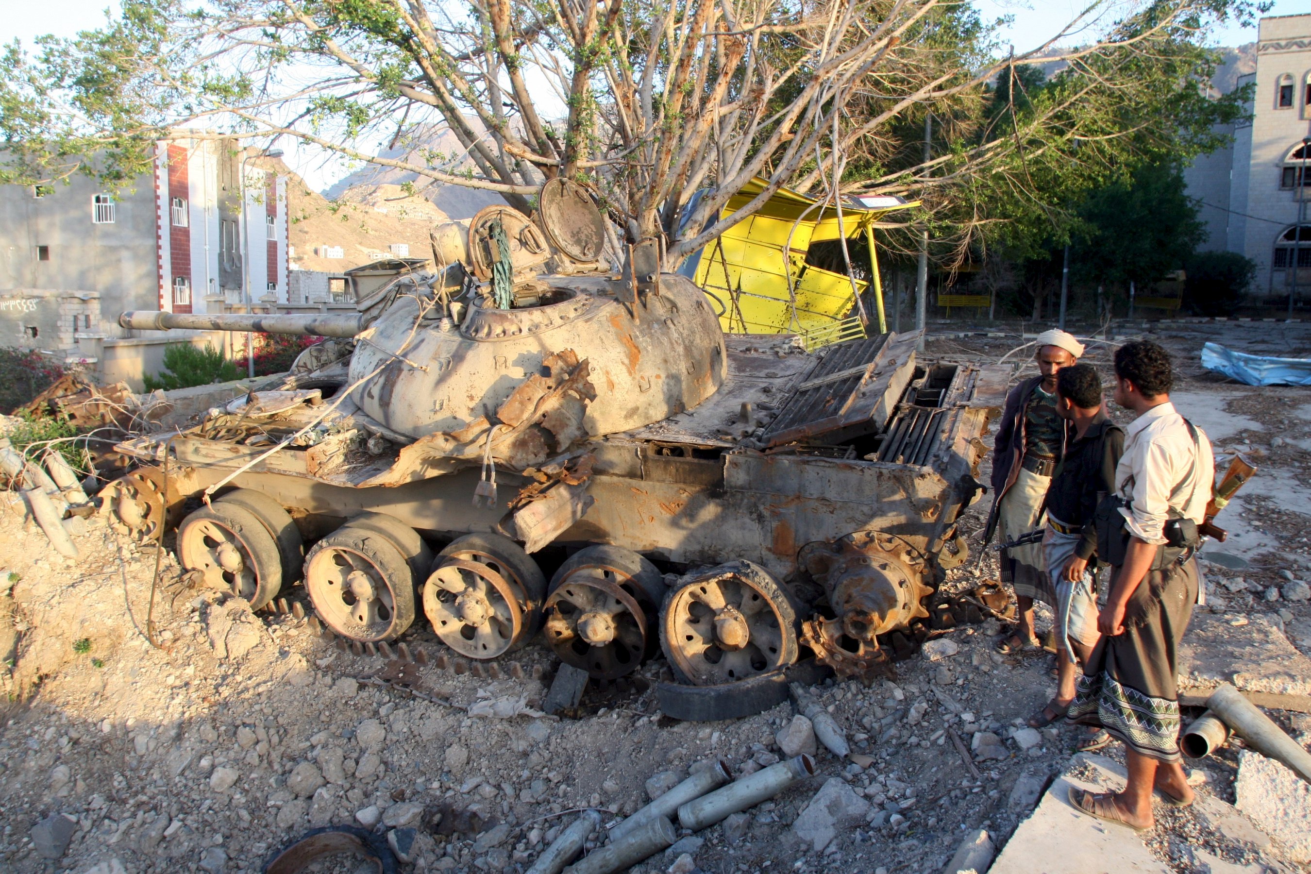 Pro-government fighters stand next to a tank destroyed during recent fighting in Yemen's southwestern city of Taiz March 14, 2016. REUTERS/Anees Mahyoub TPX IMAGES OF THE DAY *** Local Caption *** Pejuang pro pemerintah berdiri di samping sebuah tank yang hancur dalam pertempuran baru-baru ini di kota Taiz barat daya Yaman, Senin (14/3). ANTARA FOTO/REUTERS/Anees Mahyoub/cfo/16