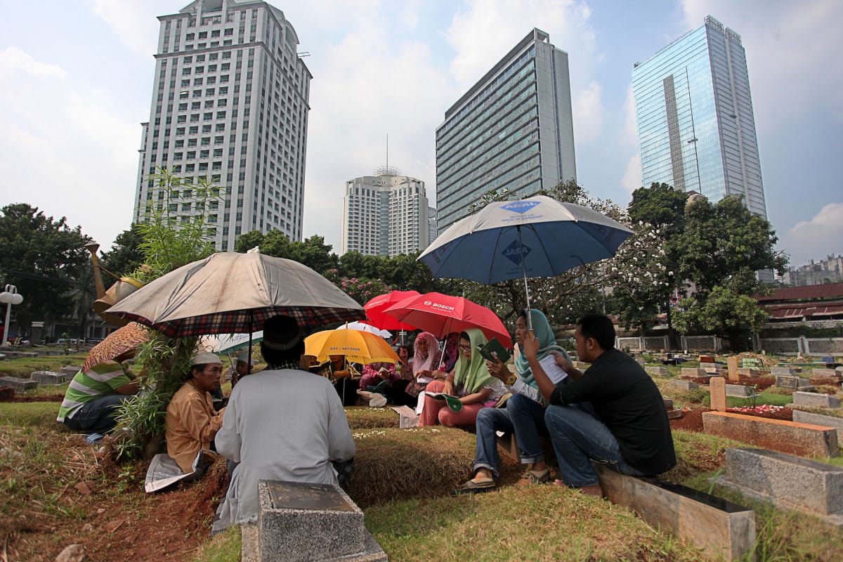 Sejumlah warga berdoa di pusara kerabatnya di TPU Karet Bivak, Jakarta Pusat, Selasa (2/6). Pada hari libur Waisak ini sejumlah umat muslim memanfaatkan waktu untuk berziarah untuk menyambut bulan suci Ramadan 1436 H. ANTARA FOTO/Muhammad Adimaja/ama/15.