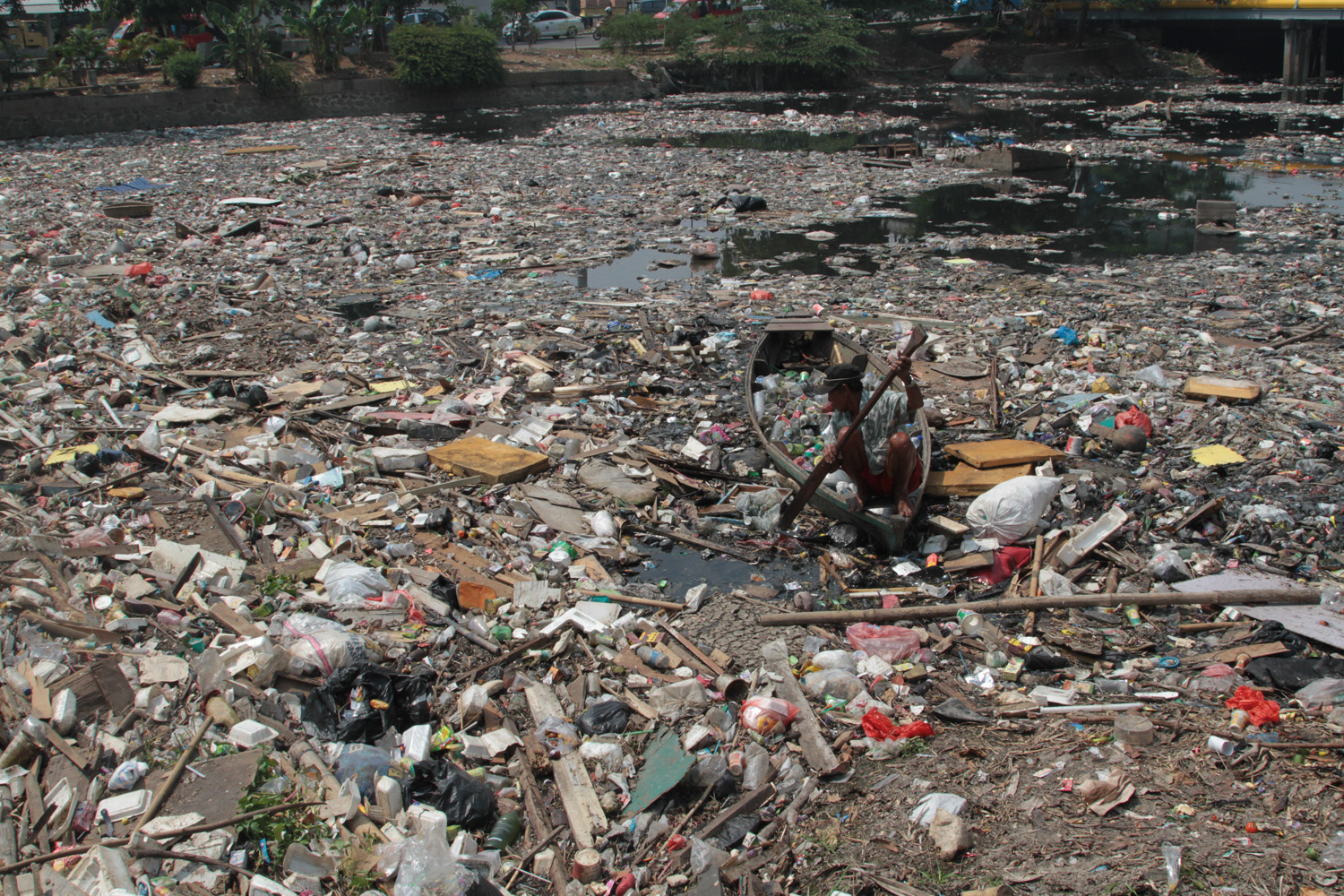 Sampah memadati aliran sungai Ciliwung, Jakarta. TIRTO/Andrey Gromico