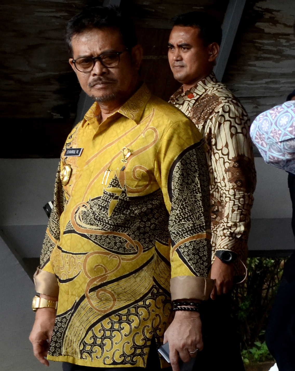 Wakil Presiden Jusuf Kalla (tengah) didampingi Rektor Universitas Hasanuddin (Unhas) Dwia Aries Tina Pulubuhu (kanan) dan Gubernur Sulawesi Selatan Syahrul Yasin Limpo (kiri) usai menghadiri rapat anggota Majelis Wali Amanat di Unhas, Makassar, Sulawesi Selatan, Jumat (4/3). Jusuf Kalla yang juga sebagai ketua Ikatan Alumni Unhas, menjadi salah satu Dewan Majelis Wali Amanat Unhas yang berstatus Perguruan Tinggi Negeri-Badan Hukum (PTN-BH). ANTARA FOTO/Sahrul Manda Tikupadang/foc/16.