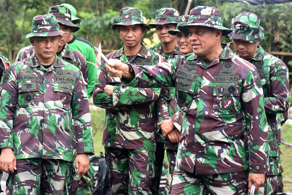 Panglima TNI Jenderal TNI Gatot Nurmantyo (kanan) berusaha melemparkan kapak ketika mengikuti lomba disela-sela Apel Komandan Satuan (AKS) TNI 2016 di Bhumi Marinir Karangpilang Surabaya, Jawa Timur, Rabu (27/1). Sebanyak 615 perwira TNI dari jajaran TNI AD, TNI AL dan TNI AU mengikuti apel tersebut yang bertujuan untuk menyampaikan pokok-pokok kebijakan Panglima TNI, menyamakan pemahaman dan persepsi berbagai kebijakan pemimpin, meningkatkan soliditas dan memahami kembali nilai-nilai jati diri TNI dihadapkan pada perubahan lingkungan saat ini. ANTARA FOTO/M Risyal Hidayat/ama/16
