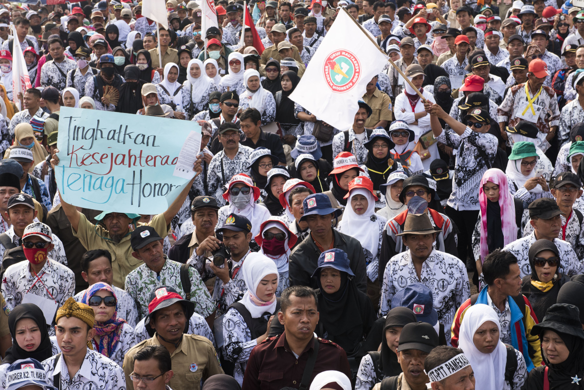 Ribuan guru honorer yang tergabung dalam Persatuan Guru Republik Indonesia (PGRI) menggelar aksi mogok dan unjuk rasa di depan gedung DPR/MPR, Jakarta, Selasa (15/9). Para guru honorer yang datang dari berbagai daerah di Tanah Air itu meminta kepada Pemerintah untuk mengangkat status mereka dari honorer menjadi pegawai negeri sipil (PNS). ANTARA FOTO/M Agung Rajasa/foc/15.