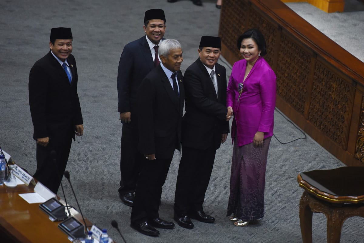 Anggota DPR fraksi PDIP Alfia Reziani (kanan) bersalaman dengan Ketua DPR Ade Komarudin (kedua kanan) usai dilantik menjadi anggota DPR di ruang Rapat Paripurna, Kompleks Parlemen, Senayan, Jakarta, Kamis (17/3). Alfia Reziani resmi menjadi anggota DPR fraksi PDI Perjuangan menggantikan Puan Maharani yang menjadi Menteri Koordinator Bidang Pembangunan Manusia dan Kebudayaan. ANTARA FOTO/Hafidz Mubarak A./pd/16