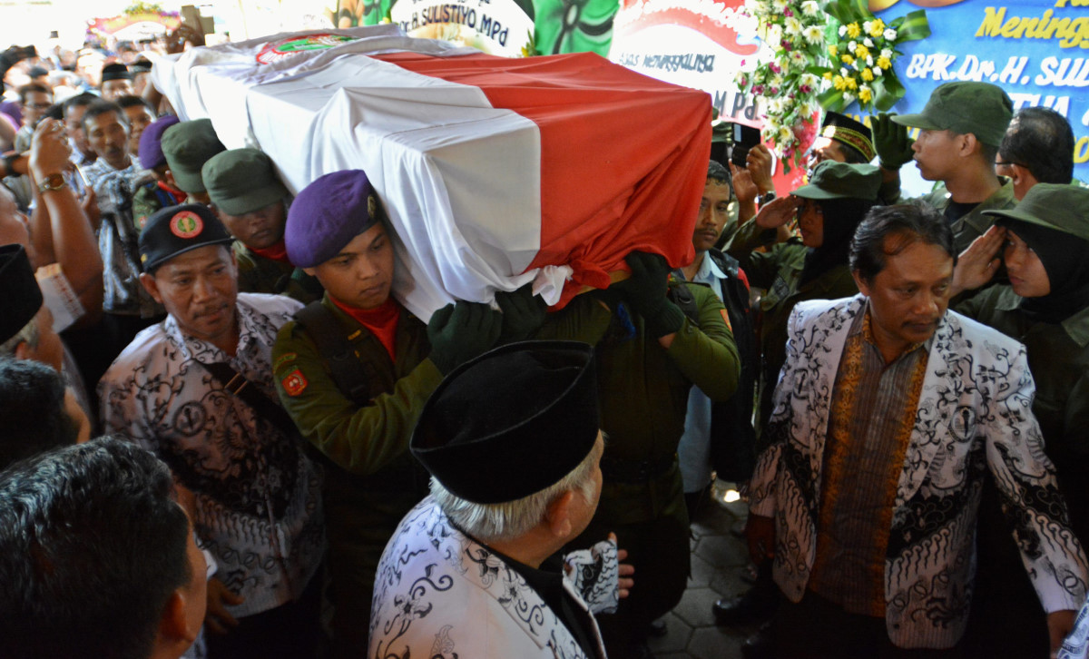 Sejumlah anggota Resimen Mahasiswa mengusung peti berisi jenazah anggota DPD asal Jateng yang juga Ketua Umum PGRI, Sulistyo, saat memasuki rumah duka di Semarang, Jateng, Selasa (15/3). Almarhum Sulistyo meninggal dalam peristiwa kebakaran ruang tabung di RSAL Mintohardjo, Jakarta, Senin (14/3). ANTARA FOTO/R. Rekotomo