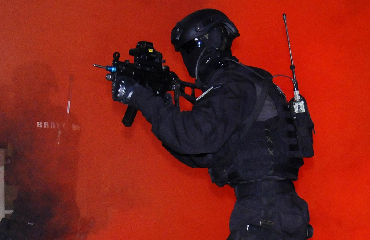 (Ilustrasi) Pasukan Detasemen Bravo-90 Paskhas mengamankan tempat kejadian perkara saat menyelamatkan para sandera pada simulasi penanggulangan anti teror di Bandara Adi Soemarmo, Boyolali, Jawa Tengah, Rabu (23/3). ANTARA FOTO/ Aloysius Jarot Nugroho