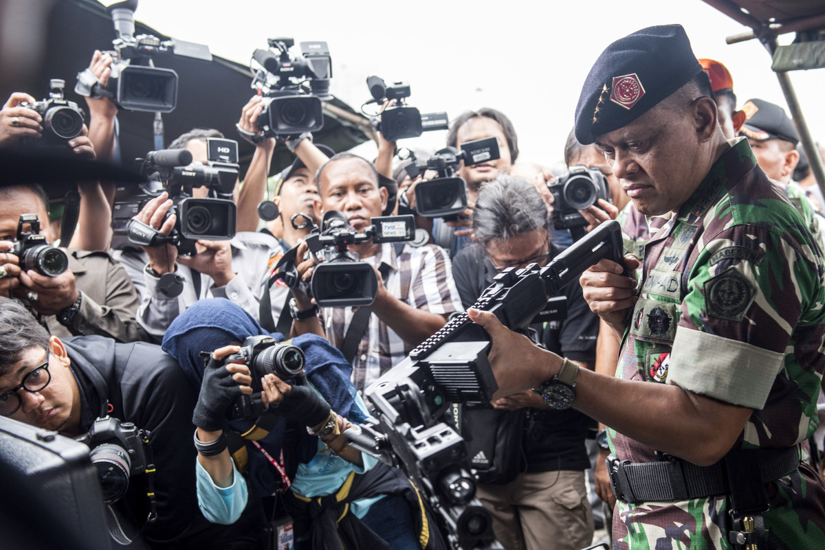 Panglima TNI Jenderal TNI Gatot Nurmantyo memeriksa senjata jenis Glock Cornershot seusai apel pengamanan VVIP jelang Konferensi Tingkat Tinggi Luar Biasa Organisasi Kerjasama Islam (KTT OKI) di silang Monas, Jakarta, Selasa (1/3). Sebanyak 10.150 personel TNI akan diterjunkan untuk mengamankan KTT OKI yang berlangsung pada 6-7 Maret di Jakarta. ANTARA FOTO/M Agung Rajasa/Spt/16