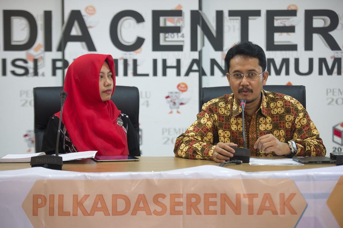 Anggota KPU Ferry Kurnia Rizkiyansyah (kanan) dan Direktur Eksekutif Perludem Titi Anggraini (kiri) memberikan keterangan pers terkait peluncuran Kompetisi Aplikasi Pilkada Serentak Code For Vote 4.0 di Gedung KPU, Jakarta, Rabu (28/10). KPU dan Perludem menyelenggarakan kompetisi pembuatan aplikasi Pilkada Serentak tersebut untuk meningkatkan partisipasi masyarakat melalui inisiatif civic tech atau inisiatif teknologi yang diciptakan masyarakat. ANTARA FOTO/Widodo S. Jusuf/aww/15.