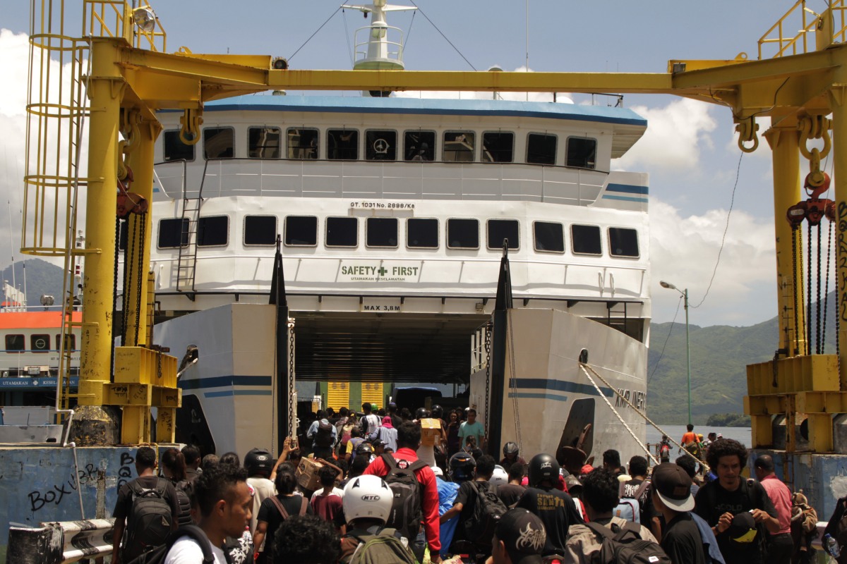 Sejumlah penumpang memasuki kapal feri penyeberangan di pelabuhan feri Waibalun, Larantuka, Flores Timur, NTT Senin (28/3). PT. Angkutan Sungai, Danau dan Penyeberangan Cabang Kupang memprediksi jumlah penumpang arus balik pasca perayaan Paskah dan Prosesi Semana Santa di Larantuka meningkat menjadi 600 orang dibandingkan dengan pada hari-hari biasa. ANTARA FOTO/Kornelis Kaha/nz/16.