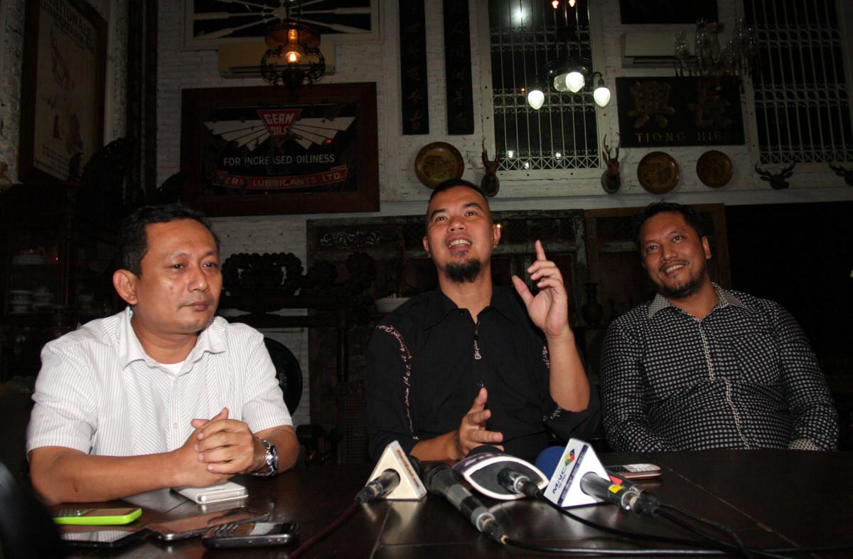 Ketua DPW PKB DKI Jakarta Hasbiallah Ilyas (kiri) bersama musikus dan penyanyi, Ahmad Dhani (tengah) disaksikan Pengacara Ahmad Dhani, Ramdhan Alamsyah (kanan) saat memberikan keterangan kepada wartawan di kediaman Ahmad Dhani, Jakarta Selatan, Rabu (10/2). DPW PKB DKI Jakarta berencana mengusung Ahmad Dhani menjadi calon gubernur DKI Jakarta pada Pilkada Serentak 2017 mendatang. ANTARA FOTO/Reno Esnir/pd/16.