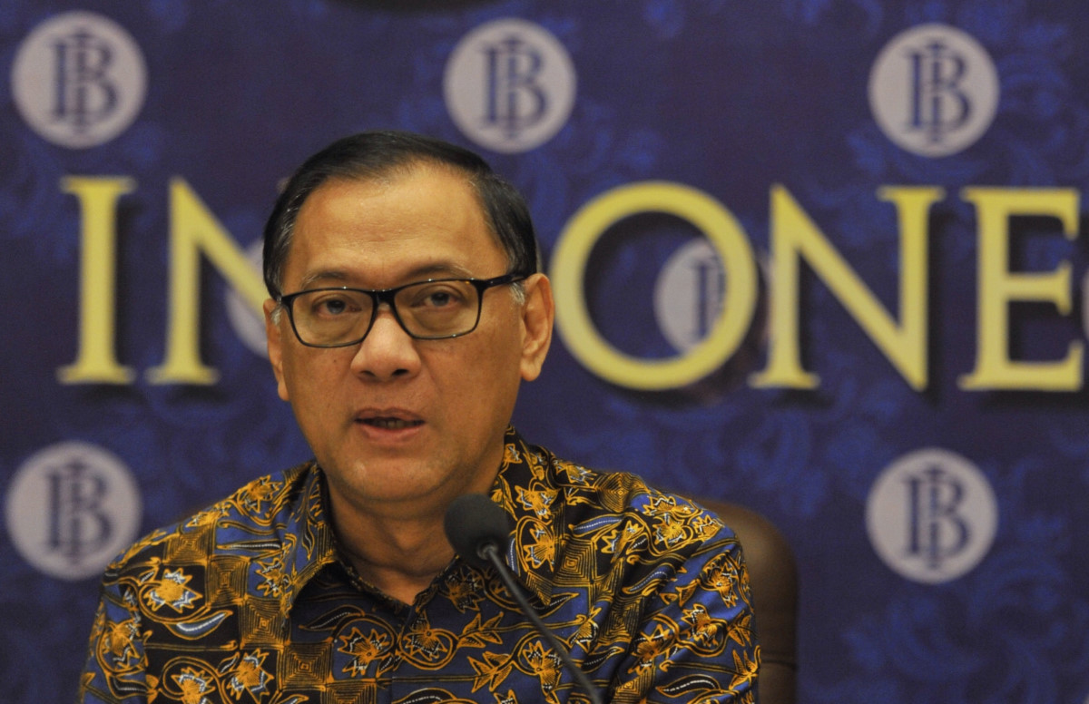 Gubernur BI Agus Martowardojo menyampaikan hasil rapat Dewan Gubernur di Jakarta, Selasa (17/2). Bank Indonesia menurunkan suku bunga acuan atau BI Rate dari 7,75 persen menjadi 7,5 persen. ANTARA FOTO/Puspa Perwitasari/mes/15.
