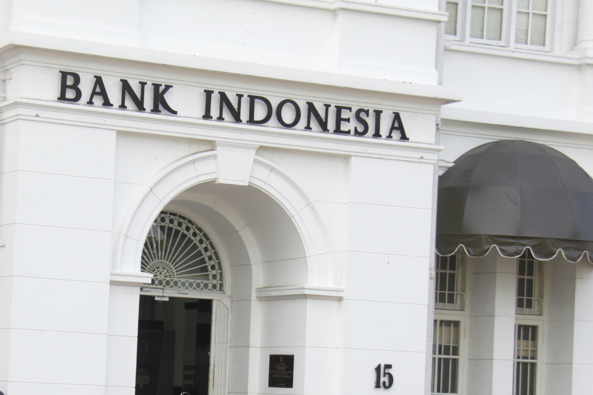 Pasukan gabungan Polri dan TNI melakukan penyergapan pembebasan sandera pejabat Bank Indonesia oleh kelompok teroris saat simulasi anti teror di Bank Indonesia, Banda Aceh, Aceh, Senin (22/2). Simulasi tersebut bertujuan untuk menyinergikan kemampuan dan kekompakan TNI-Polri dalam menangani aksi terorisme. ANTARA FOTO/Ampelsa/kye/16