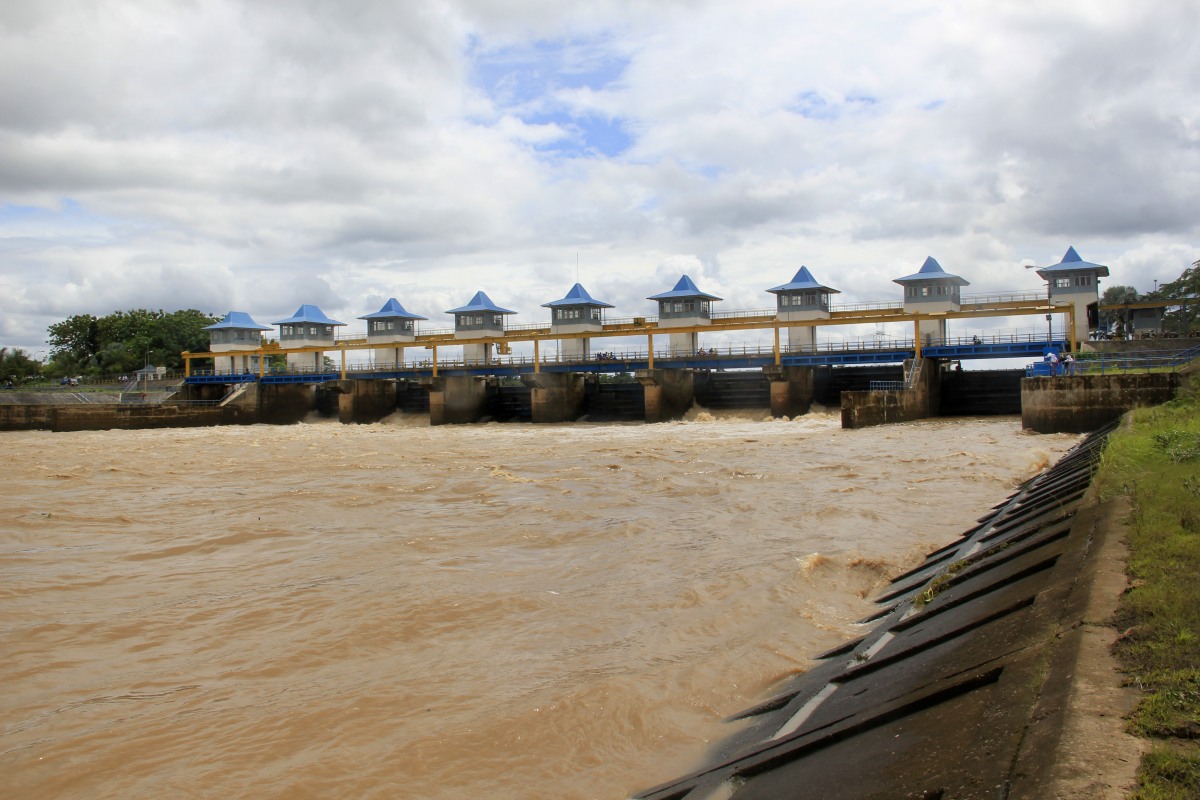 Sejumlah warga melihat luapan air di Bendungan Pamarayan, Serang, Banten, Selasa (6/1). Debit air di pintu Bendungan Pamarayan berada dalam status Waspada karena sudah mencapai angka 1.013 meter kubik/detik dan melampaui batas status tersebut pada 1.100 meter kubik per detik hingga jika hujan terus turun dalam dua hari ke depan maka luapan banjir dikhawatirkan akan kembali menggenangi ruas tol Jakarta - Merak, sawah serta pemukiman warga. ANTARA FOTO/Asep Fathulrahman/ss/pd/15