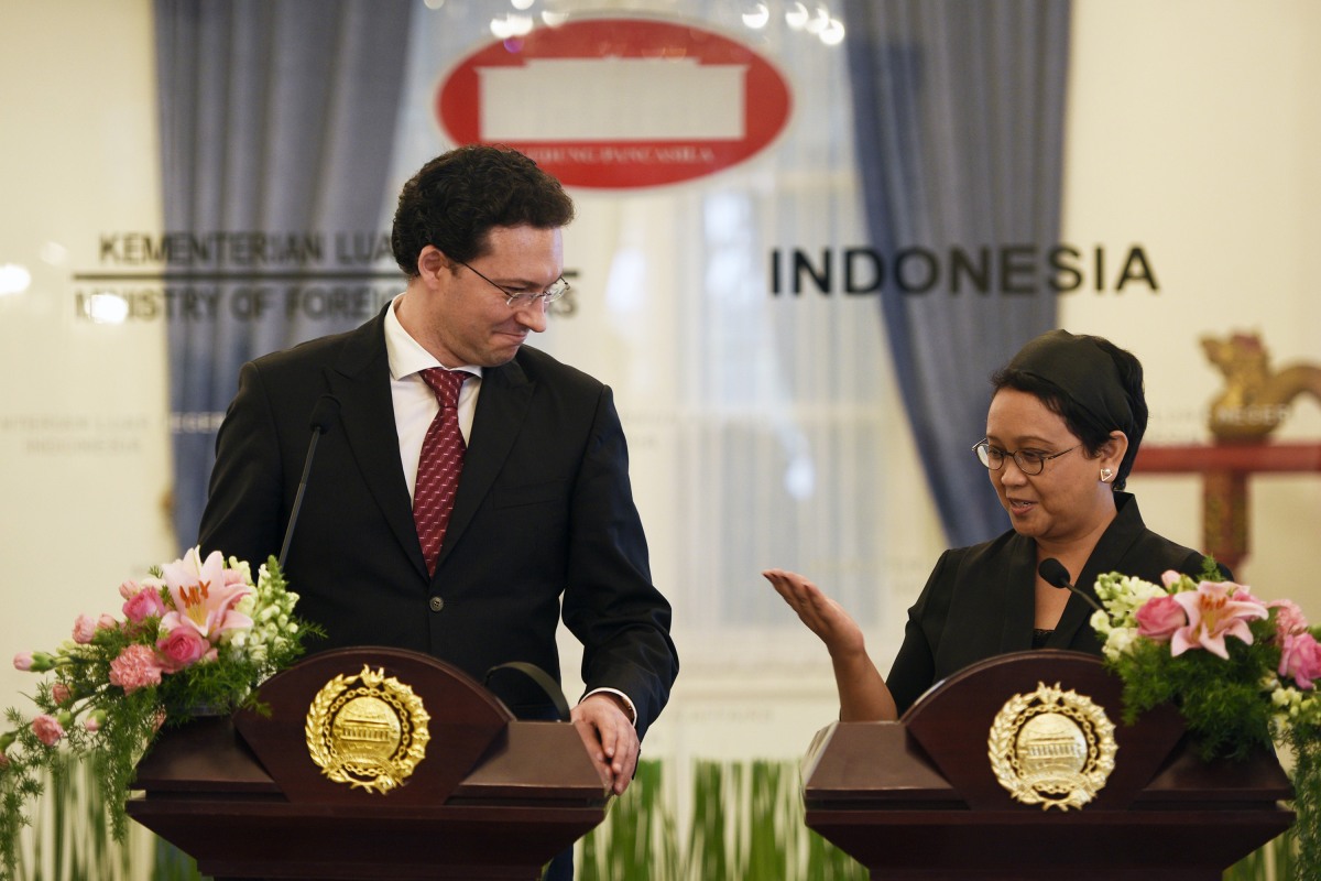 Menlu Retno LP Marsudi (kanan) menyambut Menlu Bulgaria Daniel Mitov (kiri) saat akan melangsungkan pertemuan bilateral di Kementerian Luar Negeri, Jakarta, Rabu (30/3). Pertemuan tersebut membahas mengenai perpanjangan kerja sama perjanjian bebas visa diplomatik dan dinas kedua negara. ANTARA FOTO/Sigid Kurniawan/kye/16.