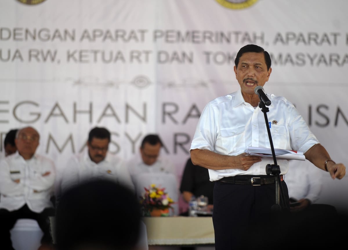 Menko Polhukam Luhut Binsar Panjaitan (kanan) memberi sambutan pada acara dialog Pencegahan Radikalisme di Serang, Banten, Senin (29/2). Luhut mendesak aparat pemerintah, tokoh masyarakat serta para pemuka agama bersinergi mencegah munculnya radikalisme yang bisa menimbulkan kekacauan dengan bekerjasama mengatasi berbagai permasalahan sosial dan kesejahteraan warga termasuk kaum marjinal hingga tak ada lagi warga kelaparan, kesulitan berobat atau bersekolah. ANTARA FOTO/Asep Fathulrahman/foc/16.