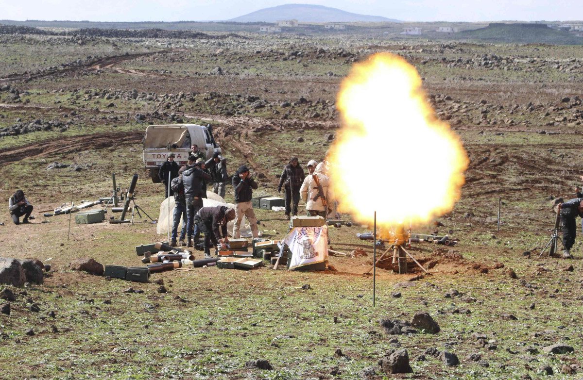 Pejuang pemberontak menembakkan mortar ke arah pasukan yang loyal terhadap Presiden Suriah Bashar al-Assad yang ditempatkan di desa Tel Merhi dan Deir Adass, dari Deraa, Suriah, Rabu (18/2). Pertempuran hebat di Suriah selatan telah menewaskan banyak tentara pemerintah dan pejuang pemberontak pekan lalu, menurut keterangan sebuah badan pemantau Suriah Minggu kemarin, memperkirakan akan adanya kekerasan yang lebih besar saat cuaca cerah. ANTARA FOTO/REUTERS/Wsam Almokdad/ox/15.