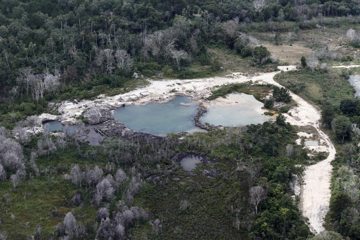 Lahan bekas tambang bauksit yang tandus menghampar di Pulau Bintan, Kepri, Selasa (10/2). Penambangan bahan baku utama alumina di pulau itu baik secara sah maupun ilegal sudah berlangsung sejak 1924 dan menyisakan lahan kritis di sebagian besar wilayah, sejauh ini belum ada tindakan hukum yang signifikan terhadap para pengusaha serakah itu. ANTARA FOTO/Joko Sulistyo/ss/pd/15
