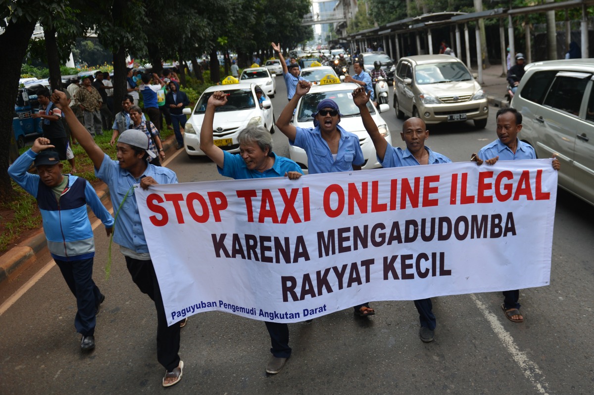 Ratusan supir taksi demo menolak keberadaan angkutan umum online di Jalan Jenderal Sudirman, Jakarta, Selasa (22/3). Ribuan sopir taksi, bajaj dan sejumlah angkutan umum lainnya melakukan mogok massal untuk menolak keberadaan transportasi umum berbasis aplikasi. ANTARA FOTO/Prasetyo Utomo